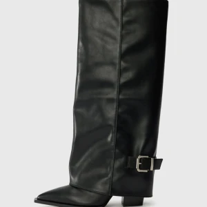 Snygga högklackade boots - Säljer nu dessa jättefina boots från even&odd då de inte passade mig i smaken. Köpte de för 800kr för en månad sen, använda en gång i 2 timmar så nästan helt nya. Storlek: 36 men passar mig som har 37.