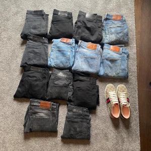 Svarta och blåa jeansbyxor, mixade märken - Alla finns i min profil och kom med bud!Flera par jeansbyxor i svart, grått och ljusblått. Klassisk femficksmodell, vissa med läderpatch bak. Mix av raka och smalare snitt, passar dig som gillar stilrena och tidlösa jeans. Perfekta till sneakers eller boots.