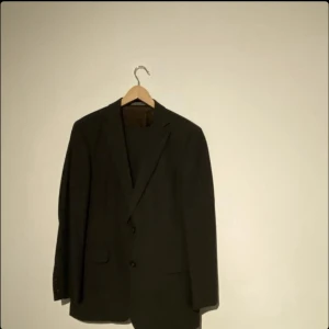 Oscar Jacobsson kavaj - Säljer denna Oscar Jacobsson kavaj o troligt bra skick endast använd 2 gånger och är i storlek 50. Perfekt för dig som vill sticka ut vardagen eller behöver något finplagg till garderoben.  Nypris ca 3000kr mitt pris 599kr. Priset är ej hugget i sten