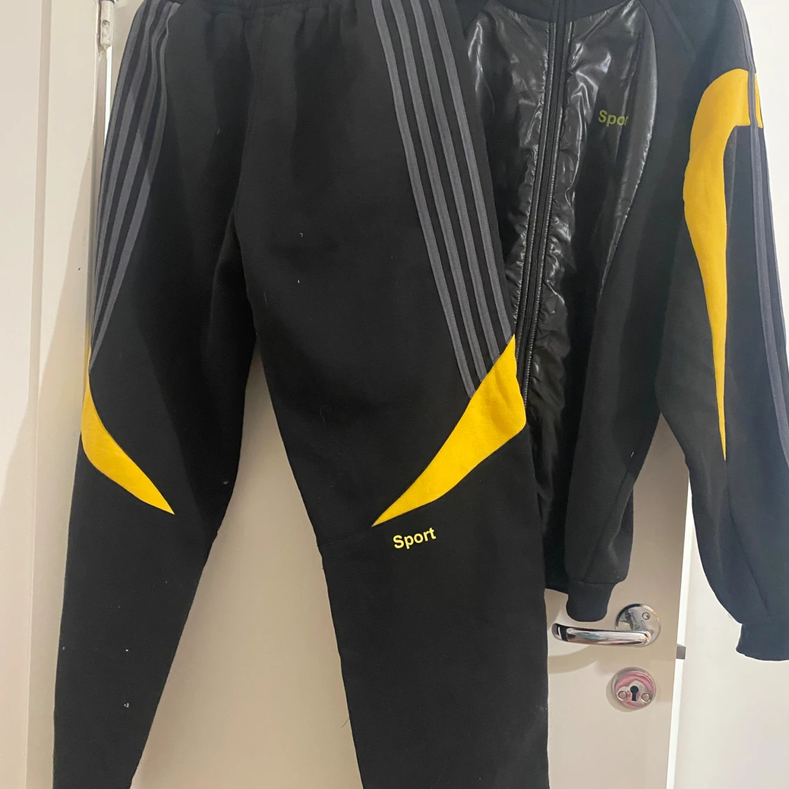 Svart sportväst med gula detaljer