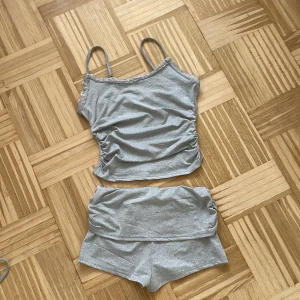 Grå linnetopp med shorts från SHEIN - Grå linnetopp och shorts från SHEIN med smala axelband och söt spetskant längs urringningen. Toppen är lätt rynkad i sidorna för en snygg passform. Perfekt för en chill och avslappnad look.