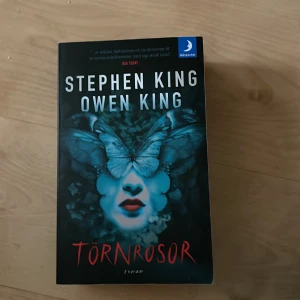 Törnrosor - En spännande roman där världen förändras över en natt. Kvinnor faller i sömn och männen tvingas hantera kaoset. Perfekt för dig som gillar nervkittlande berättelser och vill ha en bok som är svår att lägga ifrån sig.