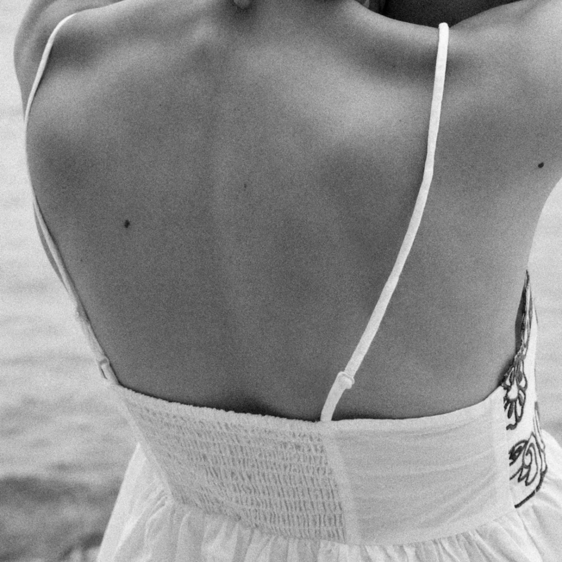 Vit broderad linnetopp med blå detaljer - 3