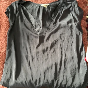 Svart silkesblus med v-ringning - Silkesblus från HM