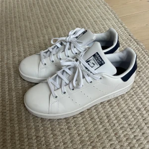 Adidas Stan Smith vita sneakers - Säljer mina Adidas Stan Smith sneakers i stl 37!🙌🏻De är nästan helt nya i skicket då jag bara andvänt dem en gång.