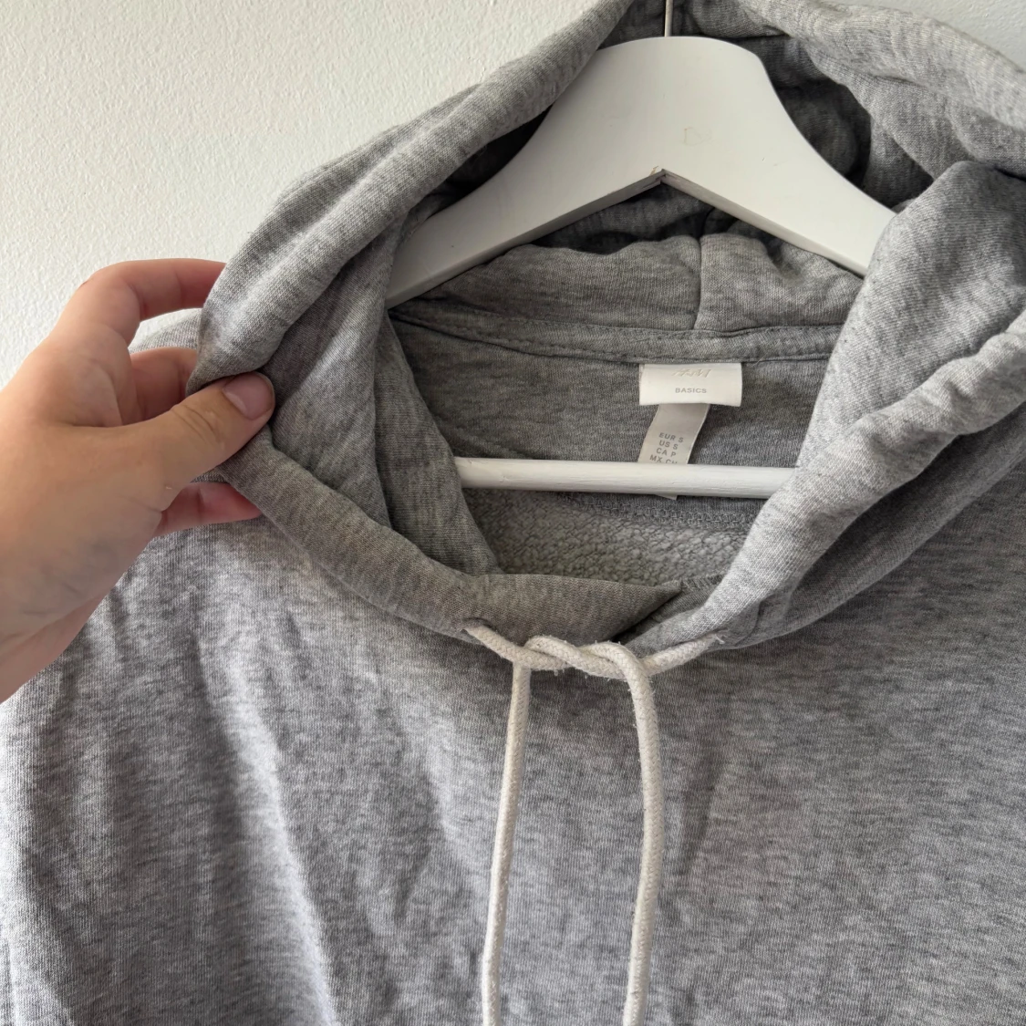 Grå hoodie från H&M med huva - 1