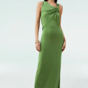 Grön långklänning med oneshoulder - Snygg grön långklänning med oneshoulder och draperad detalj framtill. Klänningen har en tight passform och är ärmlös, perfekt för dig som vill sticka ut med en stilren look.