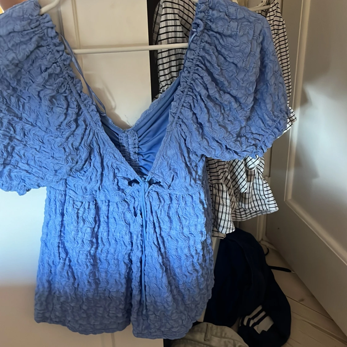 Blå puffärmad blus med öppen rygg från Gina tricot! - 1