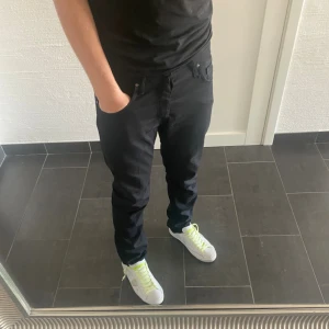 Tiger Of Sweden Jeans - Svarta jeans från Tiger Of Sweden i klassisk femficksmodell. Byxorna har raka ben och normal passform, med diskret logga på bakfickan. Tillverkade i ett slitstarkt bomullsmaterial som känns bekvämt hela dagen.