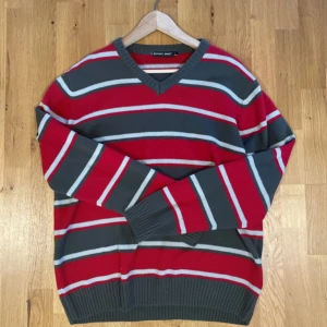 Snygg röd och grå långtröja från Point Zero - Snygg röd och grå V-ringad tröja från Point Zero i mycket bra skick | Storlek: L | Mitt pris: 79kr | Seriösa köpare enbart | Har du några frågor är det bara att meddela| Jag erbjuder att sänka priset lite vid snabbt köp😊