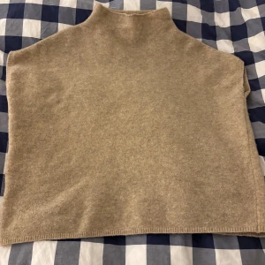 Beige polotröja i kashmir från Filippa K - beige tröja från filippa k i xs🩷