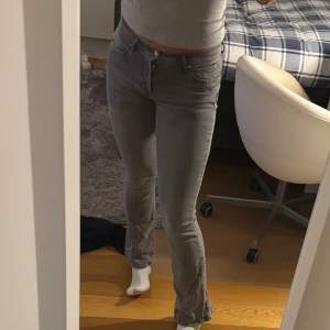 Grå bootcut jeans  - Säljer de jeansen med PERFEKT passform!! De sitter otroligt!! Jag är 173