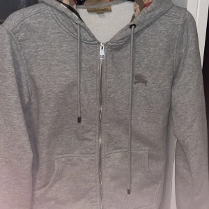 Burbbery hoodie  - Andvänd sparsamt, nytt skick. Storlek S på den. 