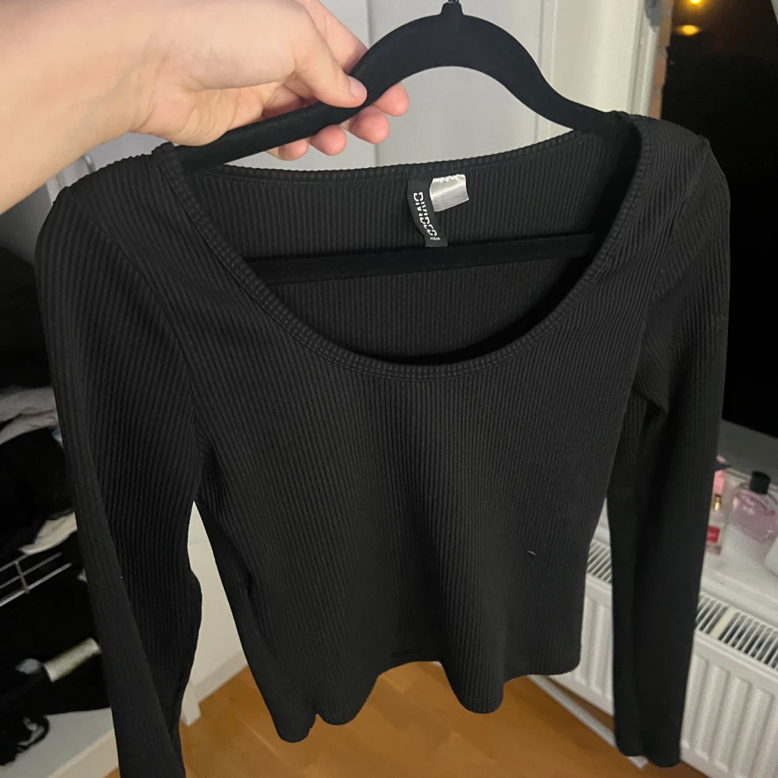 Svart ribbad långärmad topp Divided - 1