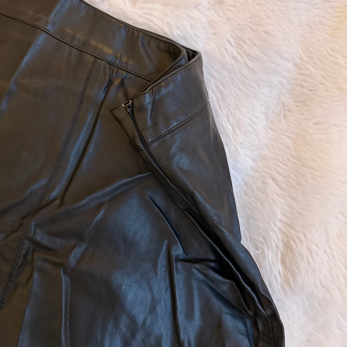 Svart skinnkjol från Gina Tricot - 2