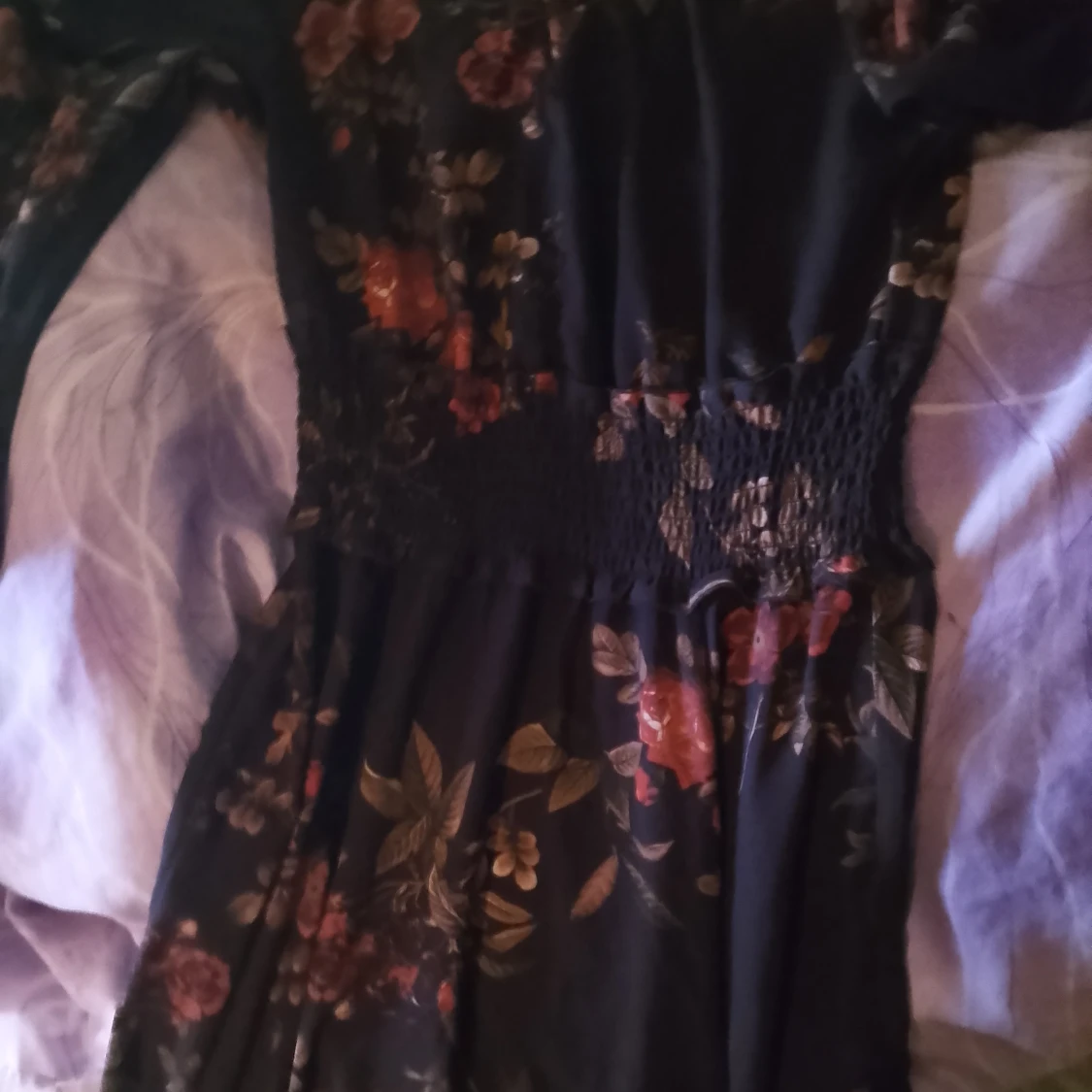 Mörkblommig långklänning med volang