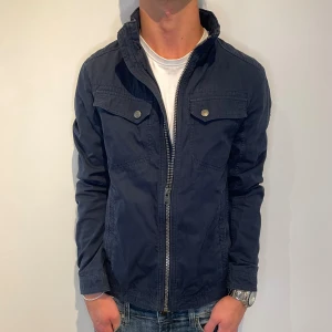 Blå Jacka - Extremt snygg jacka perfekt för höst/vinter | Strl - S | Skick - 10/10 | Nypris - ca 1599kr | Vind minsta lilla fundering är det bara att skriva!