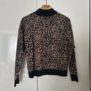 Leopardmönstrad stickad tröja - Men favvotröja från ASOS som tyvärr inte längre passar men den är supercool och är sparsamt använd så i väldigt fint skick🥰  Strl 34