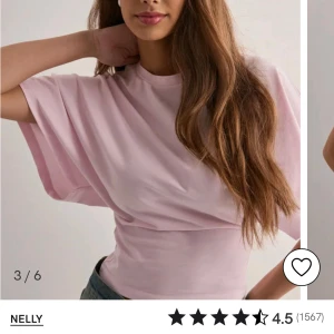 Nelly topp - Säljer denna super söta och fina topp från Nelly som jag köpte i butik för snart ett år sen. Prövade aldrig den i butiken och den sitter inte riktigt så bra på mig därav säljer jag den