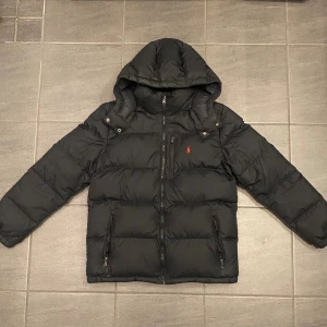 Ralph Lauren jacka - En riktig snygg Ralph Lauren jacka, passar helt perfekt till lite kyligare väder. Jackan är i riktigt bra skick om man bortser från en lapp på insidan som gått upp i sömmen (inget man ser).                                   :Vid frågor är det bara att skicka ett meddelande!