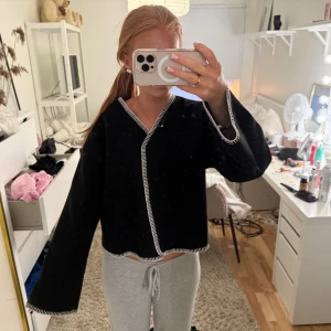  kofta med vita detaljer  - Supersnygg kofta med vita detaljer !!❣️ OBS!! Översta knappen sitter inte fast i alla hålen men fungerar ändå, går att sy fast.❣️ storlek S från Stories !