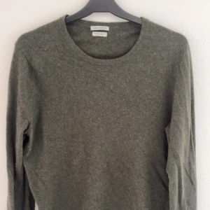Kashmir tröja Grön - Olivgrön, mjuk och stilren tröja från Stile Benetton i kashmirblandning. Storlek S i bra skick.