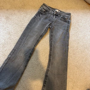 Grå jeans från Gina Tricot, stl 146 - Snygga grå jeans från Gina Tricot i storlek 146. Klassisk femficksmodell, lowaist/bootcut med coola detaljer på bakfickorna. 