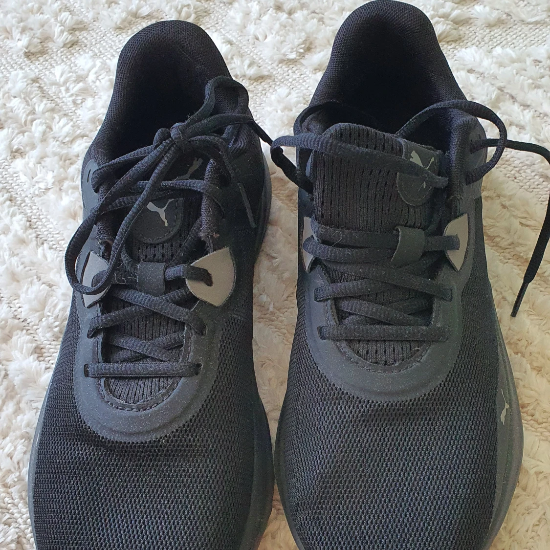 Svarta sneakers från Puma Softfoam