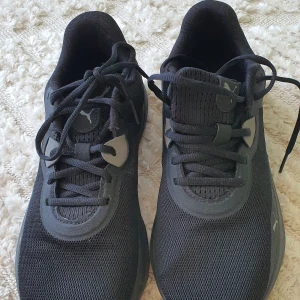 Svarta sneakers från Puma Softfoam - Svarta Puma sneakers med Softfoam+ innersula för extra komfort. Endast provade då jag köpte fel storlek 