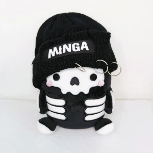 Beanie 🦴 - Cool mössa med ringar från Minga London! ⛓️I oanvänt skick, endast uttagen ur förpackningen för bildernas skull. Storlek one size (omkrets 40-52cm) 📏Köpt för 299kr, säljer för 99kr. Köp nu 💌⚠️Bony är ej till salu utan han är endast fotomodell!! ⚠️