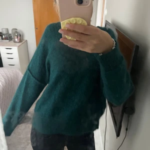 Mörkgrön stickad tröja från Stradivarius - Mysig mörkgrön stickad tröja från Stradivarius den är ganska liten i storlek 