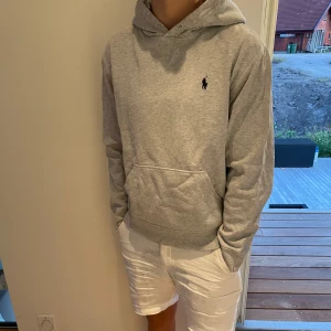 Polo hoodie  - Säljer nu denna Polo Ralph lauren hoodie, skriv för fler bilder/frågor🙌🏼 