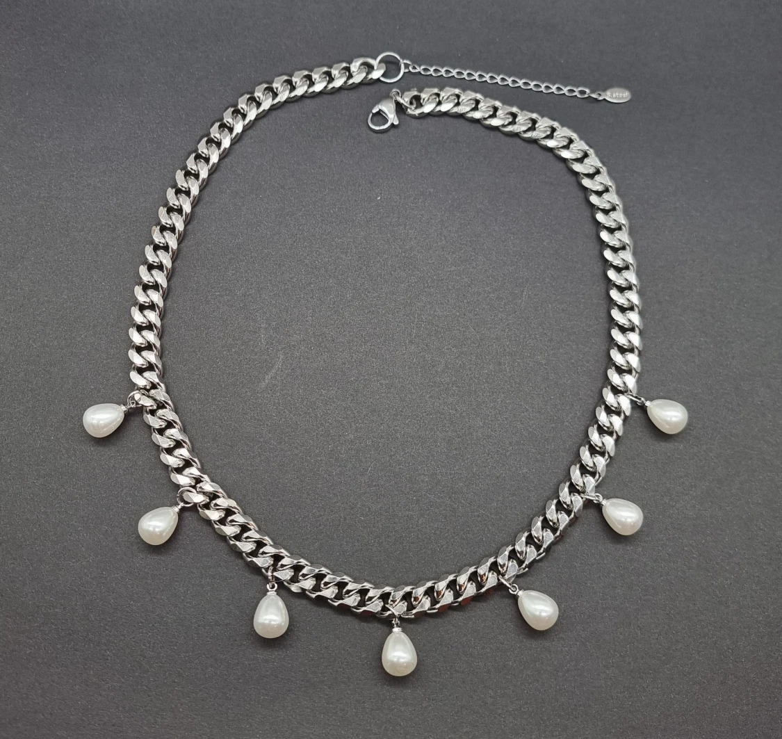 Stilfullt halsband med pärlor  - 1