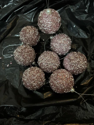 Juldekorationskulor  - 8 st Juldekorationskulor som är i väldigt bra skick säljs för 80 kr 