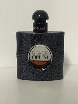 Black Opium YSL - Jag säljer denna parfymen eftersom jag inte längre använder den. Där finns mindre än hälften kvar, skulle säga ungefär 20ml av 50ml💋🥰