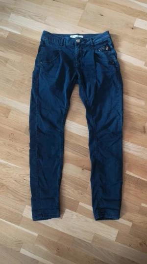 Mörkblå byxor från Mos Mosh - Snygga mörkblå byxor från Mos Mosh med slim passform.