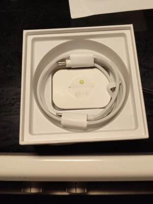 AirPods Pro (2nd generation) med MagSafe-laddningsetui (USB-C) - Säljer ett par AirPods Pro (2nd generation) med MagSafe-laddningsetui (USB-C). Komplett med originalförpackning och laddningskabel. Hörlurarna och etuiet ser ut att vara i nyskick, inga synliga repor eller slitage. Perfekt för trådlös musik och samtal med aktiv brusreducering.  Födelsedag present Köpte fel märken till sonen . förpackning är öppnad . Men inget är andvänd