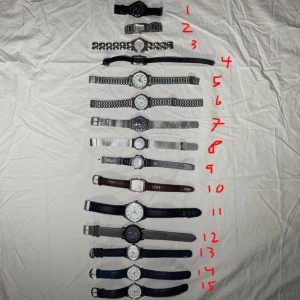 (Alla för 150) Samling av 15 stilrena armbandsur  - Säljer ett paket med 15 olika armbandsur i varierande stilar. Här finns både klassiska och moderna klockor med armband i svart, silver, brunt och grått. Batteri finns inte insatt i klockorna. 