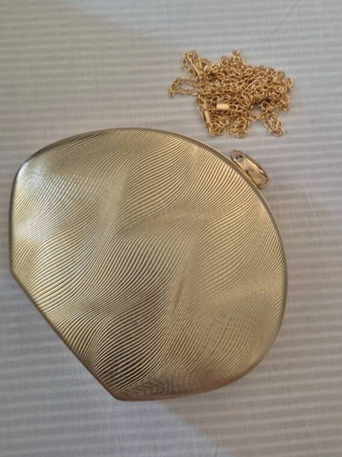 Guldig kuvertväska  - 2