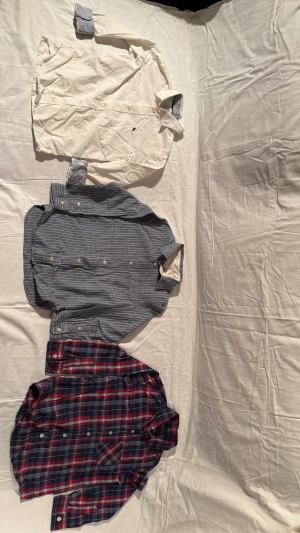 Blåvit randig skjorta med ficka - 3 snygga barn skjortor, skjortorna har klassisk krage. Perfekt julklapp eller skjortor att ha på sig nu inför jul. Storlek och märken ser man på bilderna, komme lägga upp mer barnkläder inom kort så håll koll om ni är intresserade av mer kläder i både större och mindre storlekar🩷