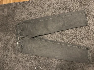 Grå raka jeans från Zara - Säljer ett par grå jeans från Zara med klassisk femficksdesign och raka ben. Jeansen har normal passform och är tillverkade i slitstarkt bomullsmaterial. Perfekta för dig som gillar en clean och enkel look.