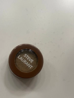 Steve Laurant – Heiress Eyeshadow • Lyxmärke • Helt Ny & Plomberad - Säljer en helt ny och fortfarande plomberad ögonskugga från det exklusiva och lite dyrare märket Steve Laurant. Plastförseglingen sitter fortfarande kvar runt förpackningen, så produkten är aldrig öppnad eller använd. Nyansen Heiress är en vacker, varm och högpigmenterad skugga som passar perfekt både till vardags och fest. Formulan är känd för att vara mjuk, lätt att sudda och ge en lyxigt jämn finish. 	•	Lyxmärke med hög kvalitet 	•säljs normalt för cirka 200kr