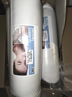 oanvänd helt nya Queen anne täcke och kuddar - Säljer dessa nya och oanvända queen anne täcke och kuddar då jag inte behöver dem, ny pris på täcket ligger på ungefär 750kr och kudden för 250kr. Jag säljer båda för 350kr