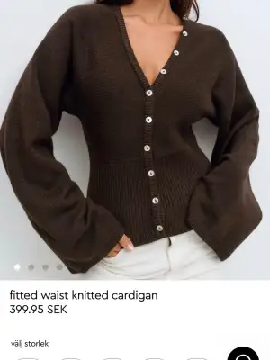 Säljer denna helt slutsåld kofta från gina tricot. Inte använd mer än 3 gånger 🙏🏼🥰