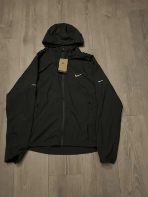 Nike Miler – Grå (M) - ✨ Nike Miler Vindjacka – Grå (M) Snygg och smidig Nike Miler i grått — tunn och perfekt lager-på-lager. Funktionell design med reflexer, idealisk för både träning och vardag. I fint skick! 😊 💬 Priset kan diskuteras — skriv gärna!  📦 Skickas ut idag!  🎨 Färg: grå 📏 Storlek: M 🏃 Lätt & andningsbar ⚡ Reflexdetaljer  #NikeMiler #GreyJacket #RunningGear #NikeStyle #StorlekM #Athleisure #SnabbLeverans