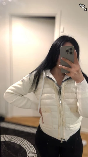 Moncler jacka  - Använd bara en gång så i nyskick finns dock ett litet hål i ärmen men det går och fixa storleken 1 passar xs/s 