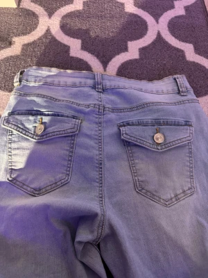 Ljusblåa jeans - Super söta ljusblåa jeans med fikor på rumpan! Okänd storlek men passar mig som har storlek 34 i jeans.💕😊