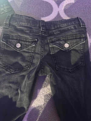 Mörk gråa jeans från gina tricot  - Super söta jeans från Gina tricot i storlek 146. Jeansen har inga som helst defekter eftersom de bara kommit till användning 1 gång, tror ej de går att köpa längre eftersom jag köpt den för ungefär 1 år sedan. Passa på! Hör av dig ifall du har fler frågor eller funderingar!💕😊