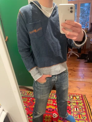 Unik Nudie Jeans Hoodie - En jätte snygg Nudie Jeans hoodie i storlek M herrar men kan även passa S, den ända defekten är att den är lite nopprig men annars förekommer inga defekter. Hojta till om du har någon fråga🦆