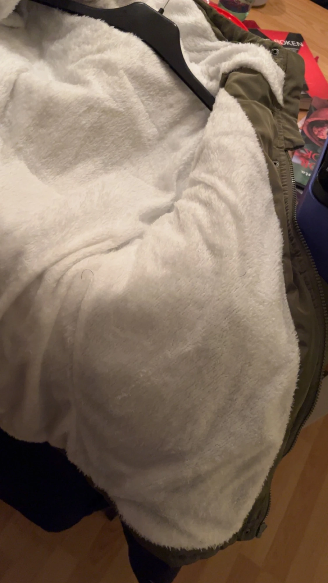 Olivgrön pufferjacka med fuskpälsfoder - 4